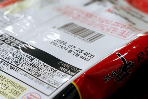 Tên của người đóng gói mì được ghi bên dưới ngày hết hạn trên bao bì mì Shin Ramyeon tại nhà máy Nogshim ở thành phố Gumi, Hàn Quốc. Ảnh: CNN.