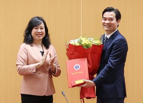 Bộ trưởng Y tế Đào Hồng Lan trao quyết định bổ nhiệm Cục trưởng Cục An toàn thực phẩm cho TS.DS Chu Quốc Thịnh. Ảnh: VFA.