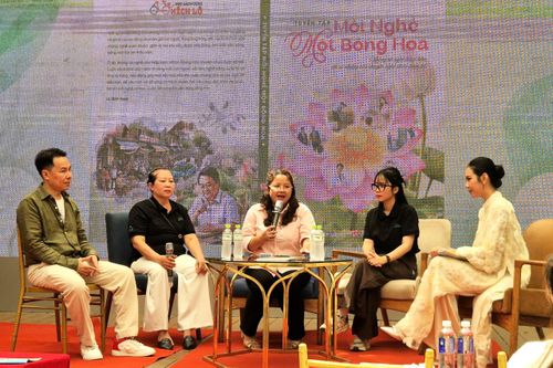  (Từ trái sang) Nhà báo, tác giả Trung Nghĩa - đại sứ văn hóa đọc TP.HCM, nghệ nhân Trần Thị Yến - làng gốm Lái Thiếu, bà Nguyễn Thị Thúy Phượng, Giám đốc Doanh nghiệp xã hội Đọc sách cùng Xích Lô, Phương Thảo - đại diện thế hệ trẻ theo đuổi nghề làm gốm. 