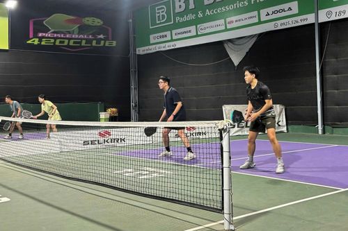  Minh Khoa (ngoài cùng, bên phải) hiện dạy pickleball theo cả hình thức nhóm và cá nhân.