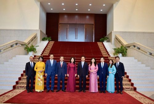 Đoàn công tác chụp ảnh lưu niệm cùng Chánh Văn phòng Trung ương Đảng Nhân dân Cách mạng Lào