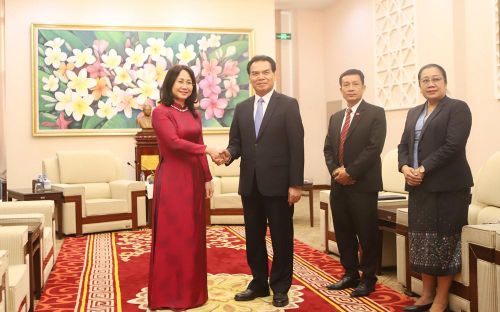 Bộ trưởng Bộ VHTTDL Việt Nam Lâm Thị Phương Thanh chào xã giao Chánh Văn phòng Trung ương Đảng Nhân dân Cách mạng Lào Phet Phomphiphak