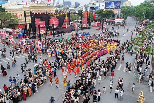 Đoàn diễu hành nghệ thuật với sự tham gia của các nghệ sĩ, nghệ nhân và quần chúng nhân dân tạo không khí rực rỡ trên các tuyến phố trung tâm Hải Phòng