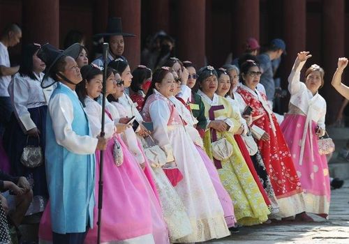 Du khách nước ngoài chụp ảnh lưu niệm tại Cung điện Gyeongbok ở Gwanghwamun, Seoul. Ảnh Yonhap
