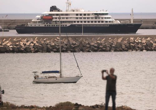 Tàu du lịch MV Hondius được nhìn thấy đang neo đậu tại cảng Granadilla ở Tenerife, quần đảo Canary, Tây Ban Nha. Ảnh: AP