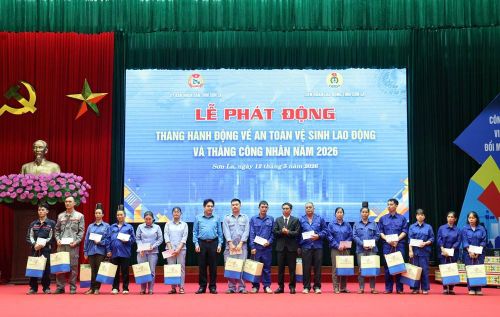 Trao quà cho đoàn viên, người lao động có hoàn cảnh khó khăn