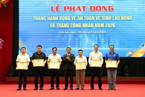 Trao Bằng khen cho các tập thể và cá nhân có thành tích xuất sắc trong công tác ATVSLĐ năm 2025