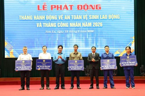 Trao kinh phí hỗ trợ xây dựng, sửa chữa 5 nhà Mái ấm Công đoàn
