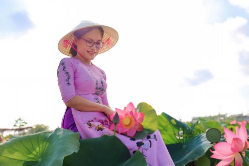 Đầm sen ở xã Tịnh Khê vào mùa nở rộ, thu hút người dân, du khách đến tham quan và chụp ảnh