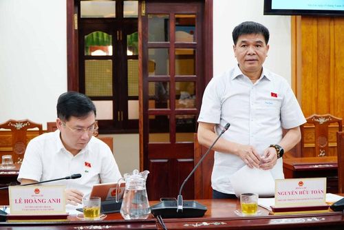 Phó Chủ nhiệm Ủy ban Kinh tế và Tài chính của Quốc hội Nguyễn Hữu Toàn phát biểu tại cuộc làm việc