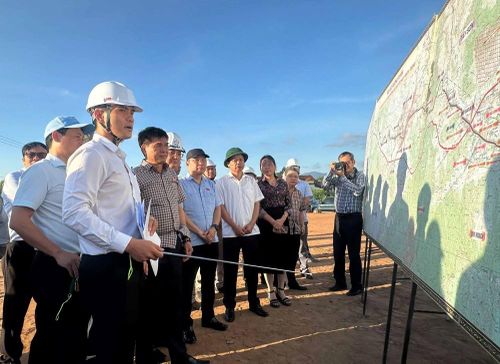 Phó Chủ nhiệm Ủy ban Kinh tế và Tài chính của Quốc hội Nguyễn Hữu Toàn cùng các đại biểu khảo sát thực địa tại khu vực nút tuyến cao tốc Quy Nhơn - Pleiku