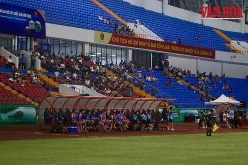 Đông đảo người dân đến xem, cổ vũ