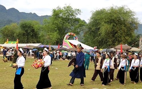 Trong khuôn khổ lễ hội diễn ra nhiều hoạt động mang đậm bản sắc văn hóa dân tộc Mường