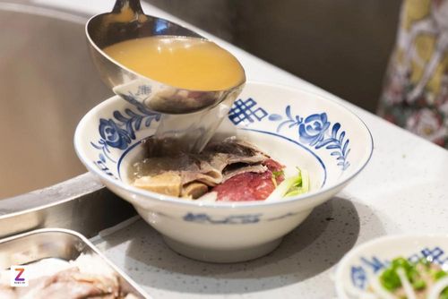 Đến Bảo tàng Phở, nhiều người chọn thưởng thức phở trước tiên. Ảnh: Linh Huỳnh