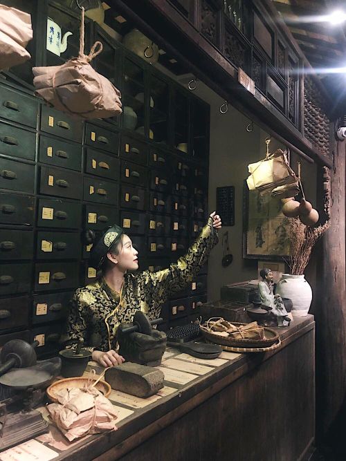 Nhiều bạn trẻ thích check-in tại Bảo tàng Y học cổ truyền Việt Nam. Ảnh: Lê Huỳnh Ngọc Cẩm
