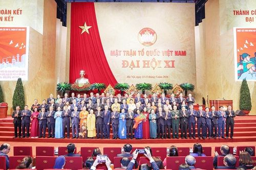 Đồng chí Võ Thị Ánh Xuân, Bí thư Trung ương Đảng, Phó Chủ tịch nước tặng hoa chúc mừng Đoàn Chủ tịch Ủy ban Trung ương Mặt trận Tổ quốc Việt Nam khóa XI - Ảnh: VGP/Toàn Thắng