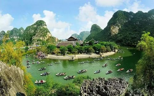 Du khách tham quan Di sản Văn hóa và Thiên nhiên thế giới Tràng An. (Ảnh: NINH MẠNH THẮNG)