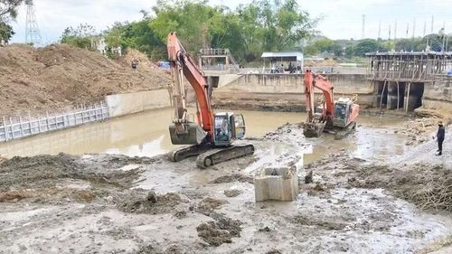 Công trình sửa chữa cống lấy nước đầu kênh chính nam, thuộc hệ thống Nha Trinh-Lâm Cấm đang khẩn trương hoàn thiện để kịp phục vụ cấp nước tưới cho vụ hè thu. (Ảnh: NGUYỄN TRUNG)