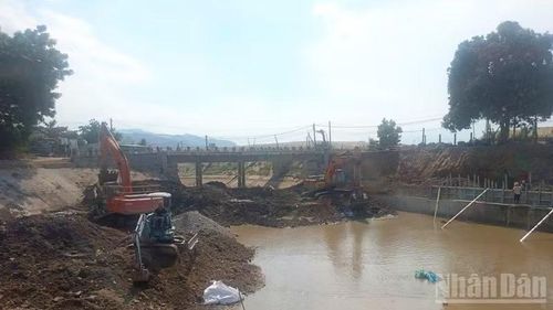 Từ ngày 30/4-15/5, được coi là “khoảng thời gian vàng” để sửa chữa các hạng mục dưới nước tại các tuyến kênh chính nam thuộc hệ thống Nha Trinh-Lâm Cấm khi được đóng nước, bởi sau khi mở nước trở lại, toàn bộ hệ thống gần như phải vận hành liên tục để phục vụ sản xuất.
