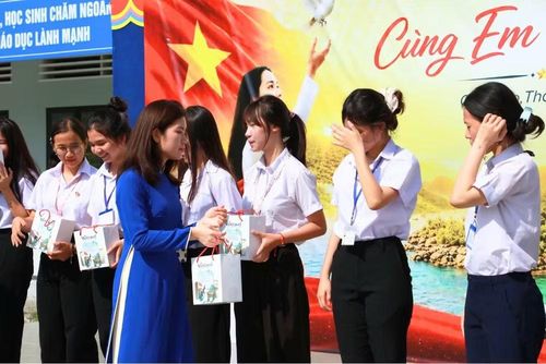 Chương trình trao tặng 250 áo dài trắng cho nữ sinh, giáo viên Trường Trung học Phổ thông Võ Thị Sáu.