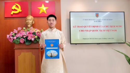 Cầu thủ Ngô Đăng Khoa có cơ hội khoác áo các đội tuyển bóng đá quốc gia khi đã có quốc tịch Việt Nam.