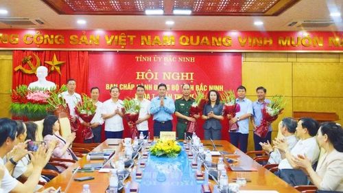 Lãnh đạo tỉnh Bắc Ninh tặng hoa các đồng chí vừa được kiện toàn cấp ủy và điều động công tác.