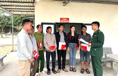 Đồn Biên phòng Quỳnh Phương (Ban chỉ huy BĐBP tỉnh Nghệ An) tuyên truyền chống khai thác hải sản bất hợp pháp cho ngư dân trên địa bàn. 