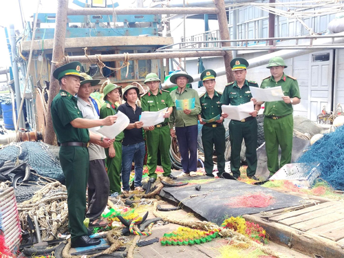  Các lực lượng chức năng tỉnh Nghệ An tuyên truyền chống khai thác hải sản bất hợp pháp.