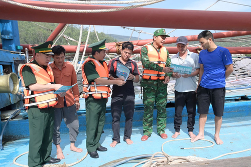  Đồn Biên phòng Quỳnh Thuận (Ban chỉ huy BĐBP tỉnh Nghệ An) tuyên truyền chống khai thác hải sản bất hợp pháp cho ngư dân trên địa bàn. 