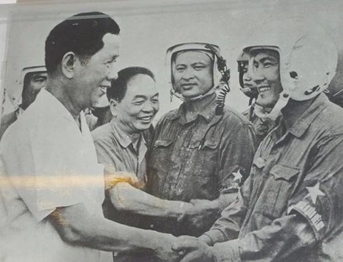 Tổng Bí thư Lê Duẩn chúc mừng thành tích Phi đội Quyết thắng. Ảnh tư liệu