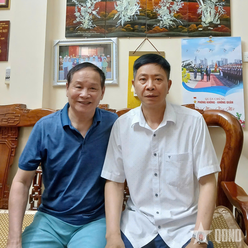 Anh hùng Nguyễn Văn Lục (bên trái) và tác giả. Ảnh: CHÍ DŨNG