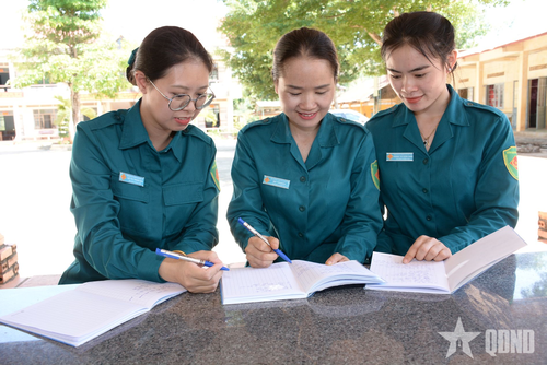  Tổ 3 người cùng nhau ôn luyện, trao đổi bài.