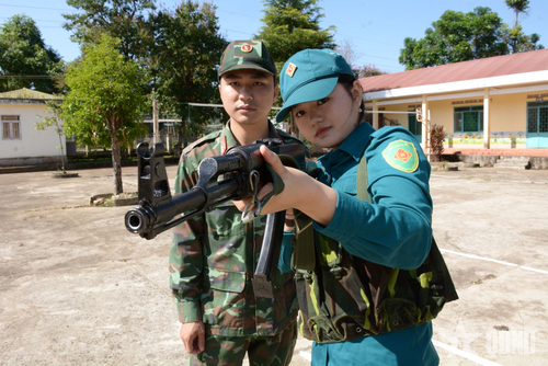  Trên thao trường, bãi tập, các nữ chiến sĩ luôn nêu cao tinh thần đoàn kết, thi đua, quyết tâm luyện giỏi, rèn nghiêm.