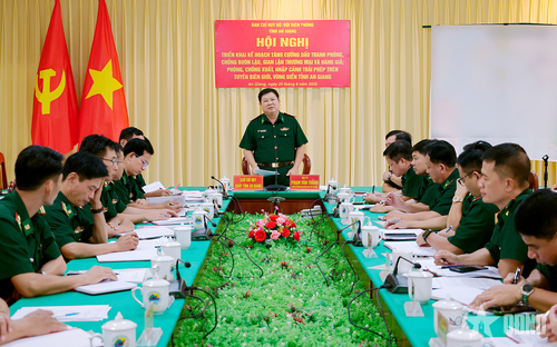 Đại tá Phạm Văn Thắng, Phó chỉ huy trưởng Bộ CHQS tỉnh, Chỉ huy trưởng Ban chỉ huy Bộ đội Biên phòng tỉnh An Giang triển khai kế hoạch tăng cường đấu tranh phòng, chống buôn lậu, gian lận thương mại và hàng giả; phòng, chống xuất nhập cảnh trái phép trên tuyến biên giới, vùng biển tỉnh An Giang.