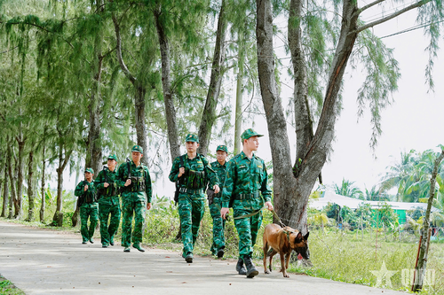 Bộ đội Biên phòng tỉnh An Giang tăng cường tuần tra, kiểm soát địa bàn, giữ vững an ninh trật tự trên tuyến biên giới Tây Nam. Ảnh: TIẾN VINH
