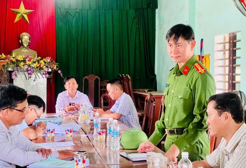 Công an xã Thăng Bình đối thoại, giải thích.