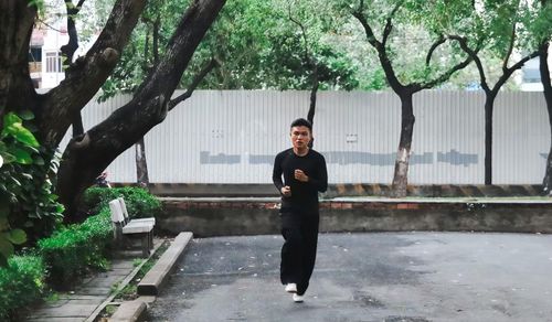 Không gian nhiều cây xanh là lý do bạn Nguyễn Thái Bình (23 tuổi, Tân Bình) chọn đi bộ, chạy bộ ở công viên. Ảnh: Huyền Trang