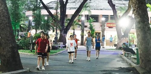 Chiều tối là khung giờ nhiều bạn trẻ chọn để vận động sau một ngày học tập, làm việc căng thẳng. Ảnh: Huyền Trang