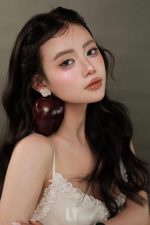 Nguyễn Thị Ngọc Oanh (19 tuổi) hiện là sinh viên ngành Ngôn ngữ Trung Quốc tại trường ĐH Ngoại ngữ - Tin học TP.HCM.