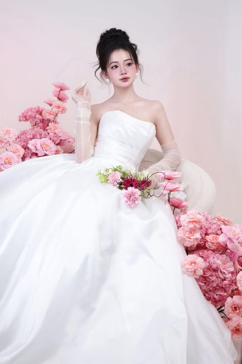 Bên cạnh việc trau dồi kiến thức ngôn ngữ, Ngọc Oanh còn dành thời gian cho những đam mê khác như chụp ảnh, thời trang và diễn xuất.