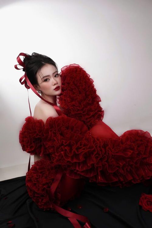 Thời học sinh, Ngọc Oanh từng là nạn nhân của body shaming (miệt thị ngoại hình) và phải đối diện nhiều khó khăn khác khi lên đại học.