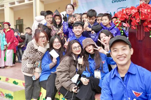 Với Thanh Mai, mỗi chuyến đi vùng cao không chỉ là trao đi, mà còn là hành trình nhận lại nhiều tình cảm từ người dân và các em nhỏ.
