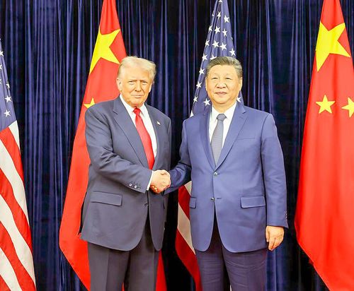 Tổng thống Mỹ Donald Trump và Chủ tịch nước Trung Quốc Tập Cận Bình tại Busan, Hàn Quốc năm 2025. ẢNH: THX