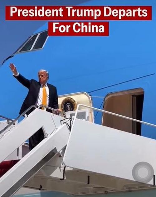  Tổng thống Mỹ lên chuyên cơ Air Force One đến Trung Quốc. Ảnh chụp từ clip: X/THE WHITE HOUSE 