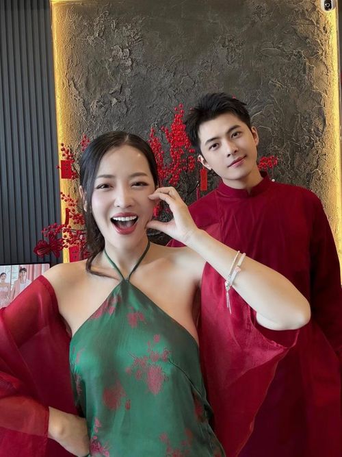 Puka và Gin Tuấn Kiệt có nhiều năm yêu nhau kín tiếng. Hai nghệ sĩ thường xuyên vướng tin hẹn hò nhưng giữ im lặng, không xác nhận.