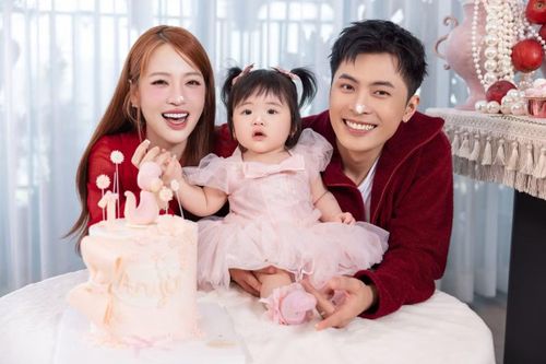 Từ những chuyến du lịch, tụ tập bạn bè cho tới các hoạt động thường ngày trong nhà, cả hai đều tạo cảm giác thoải mái, vui vẻ và gần gũi.