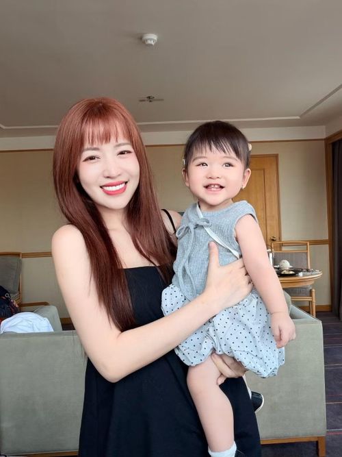 Một trong những điều khiến người hâm mộ ngỡ ngàng chính là diện mạo của Puka sau sinh. Chỉ một thời gian ngắn sau khi vượt cạn, nữ diễn viên đã nhanh chóng lấy lại vóc dáng thon gọn, mặn mà như thời con gái.