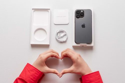 Theo nhiều cựu lãnh đạo Apple, trải nghiệm này hoàn toàn không phải ngẫu nhiên mà được tính toán kỹ lưỡng ngay từ thời Steve Jobs, khi ông muốn cảm giác xúc giác và tâm lý chờ đợi tạo nên ấn tượng đầu tiên về sự cao cấp của sản phẩm.