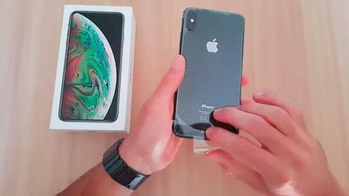 Kể từ chiếc iPhone đầu tiên ra mắt năm 2007, Apple vẫn giữ triết lý thiết kế này dù hộp đựng đã thay đổi đáng kể theo thời gian nhằm tối ưu vận chuyển và giảm tác động môi trường, đặc biệt từ thế hệ iPhone 12 khi hãng loại bỏ củ sạc và tai nghe EarPods khỏi hộp.