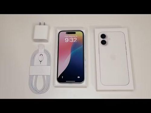 Những năm gần đây, Apple tiếp tục tối giản bao bì bằng cách bỏ lớp bọc nhựa và sử dụng vật liệu tái chế nhiều hơn, trong đó hộp của iPhone 16 được công bố dùng 100% sợi tái chế nhằm giảm lượng khí thải carbon trong toàn bộ chuỗi vận chuyển toàn cầu.